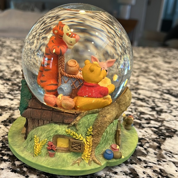 Winnie the Pooh Piglet and Tigger Musical Waterglobe - Picture 6 of 10
